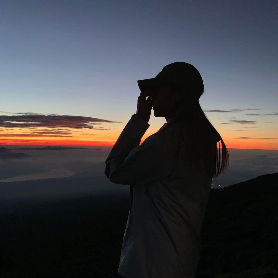 楓さんのインスタグラム写真 - (楓Instagram)「富士山から見た 御来光にはパワーを貰ったなあ。 どんなに辛くても大変でも 無理だと思うことも諦めそうになることも 11人だったら"大丈夫"と思うことができるんだよな。 またそれを感じた1日だったな😌 @e_kou_official」8月9日 15時28分 - kaede_