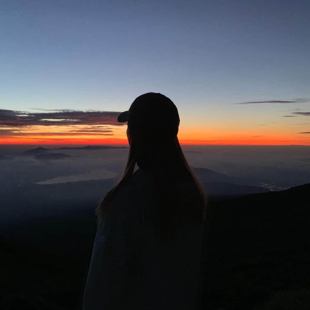 楓さんのインスタグラム写真 - (楓Instagram)「富士山から見た 御来光にはパワーを貰ったなあ。 どんなに辛くても大変でも 無理だと思うことも諦めそうになることも 11人だったら"大丈夫"と思うことができるんだよな。 またそれを感じた1日だったな😌 @e_kou_official」8月9日 15時28分 - kaede_