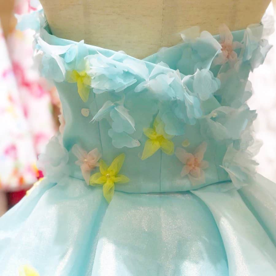 THE HANYさんのインスタグラム写真 - (THE HANYInstagram)「Disney Princess Dress Collection . 【 MARINE DREAM(マリンドリーム) inspired by Ariel-The little Mermaid 】 . #thehanyマリンドリーム は海の泡を表現したビスチェと、爽やかなグラデーションカラー、さらに本物の貝殻がついているところがポイントです！ . お取り扱いは 東京本店 0354133982 札幌店 0112808282 上記2店舗　のみとなります。 . 他にはグレーシャス(シンデレラ)、アムリール (ベル)、フィオーレ(ラプンツェル)がございます。 . どのドレスも、伊藤羽仁衣がシルエットなど細部まで「プリンセス」に近づけるようにこだわってつくりました。 このコレクションは、THE HANY直営店限定です✨ . . プリンセスになりたい方、ぜひTHE HANY直営店へお問い合わせください！ . . #thehany_dressmovie  #thehany_greendress  #thehany_gradationdress  #thehany_colordress  #thehany #伊藤羽仁衣 #カラードレス #ウェディングドレス #プレ花嫁 #ディズニープリンセスドレスコレクション #アリエル #リトルマーメイド #thehany_disneyprincessdresscollection」8月9日 15時28分 - thehany_official