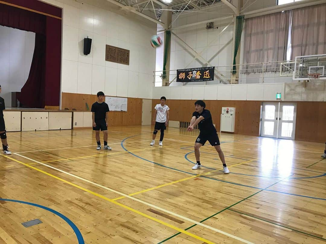 川口太一さんのインスタグラム写真 - (川口太一Instagram)「先日岐阜県の関商工の男子バレー部、中川商業の女子バレー部へお邪魔しバレーボールを教える機会を頂きました。 自分の持っている経験、知識、技術を必要としてくれる人がいる事は嬉しいなと… 一生懸命話しを聞いて何かを取り入れようとする高校生の姿勢に大変刺激を受けました！本当に暑い中ありがとうございました！！ 終わった後の皆んなからの感想に嬉しい言葉が沢山あった。本当にありがとう。 #コーチング #アクティブラーニング #ホワイトボードを使うスタイル #リマインド #出張指導 #能動的にチャレンジ #目的意識 #楽しむ #水分補給 #アスリート #バレーボール #川口太一」8月9日 15時57分 - k.taichi20