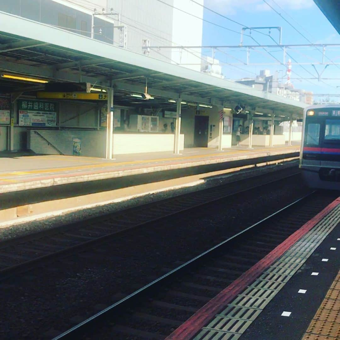 にしおかすみこさんのインスタグラム写真 - (にしおかすみこInstagram)「暑い。ただひたすら電車を待つ。早くこい。。 #京成線 懐かしい。小さい頃、両親に連れられよく乗った。 #反対側の線路 ピンクラインの電車が来た。可愛いく見える。昔はなかった気が。 #こっち側 来たら撮ってみようと身構える。 違う色の電車が来た。。。 おまえかぁ。。とやっと来てくれた電車にぼやく。 #やれやれ #乗れた」8月9日 16時08分 - nishioka_sumiko