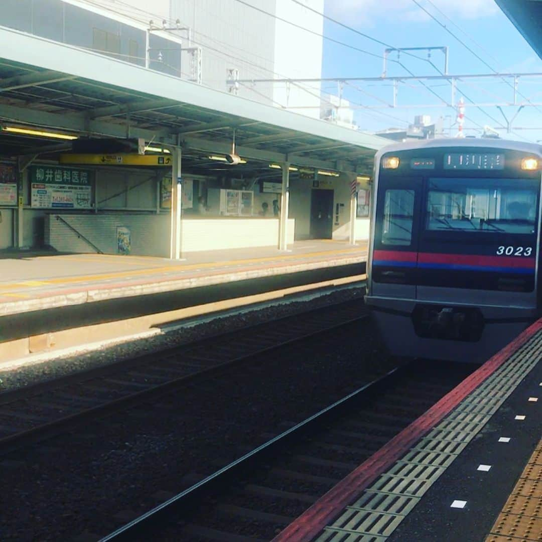 にしおかすみこさんのインスタグラム写真 - (にしおかすみこInstagram)「暑い。ただひたすら電車を待つ。早くこい。。 #京成線 懐かしい。小さい頃、両親に連れられよく乗った。 #反対側の線路 ピンクラインの電車が来た。可愛いく見える。昔はなかった気が。 #こっち側 来たら撮ってみようと身構える。 違う色の電車が来た。。。 おまえかぁ。。とやっと来てくれた電車にぼやく。 #やれやれ #乗れた」8月9日 16時08分 - nishioka_sumiko