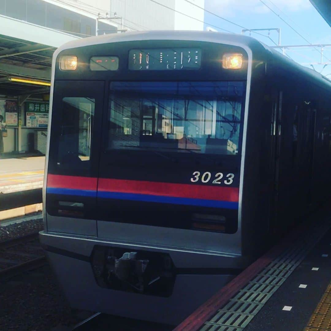 にしおかすみこさんのインスタグラム写真 - (にしおかすみこInstagram)「暑い。ただひたすら電車を待つ。早くこい。。 #京成線 懐かしい。小さい頃、両親に連れられよく乗った。 #反対側の線路 ピンクラインの電車が来た。可愛いく見える。昔はなかった気が。 #こっち側 来たら撮ってみようと身構える。 違う色の電車が来た。。。 おまえかぁ。。とやっと来てくれた電車にぼやく。 #やれやれ #乗れた」8月9日 16時08分 - nishioka_sumiko