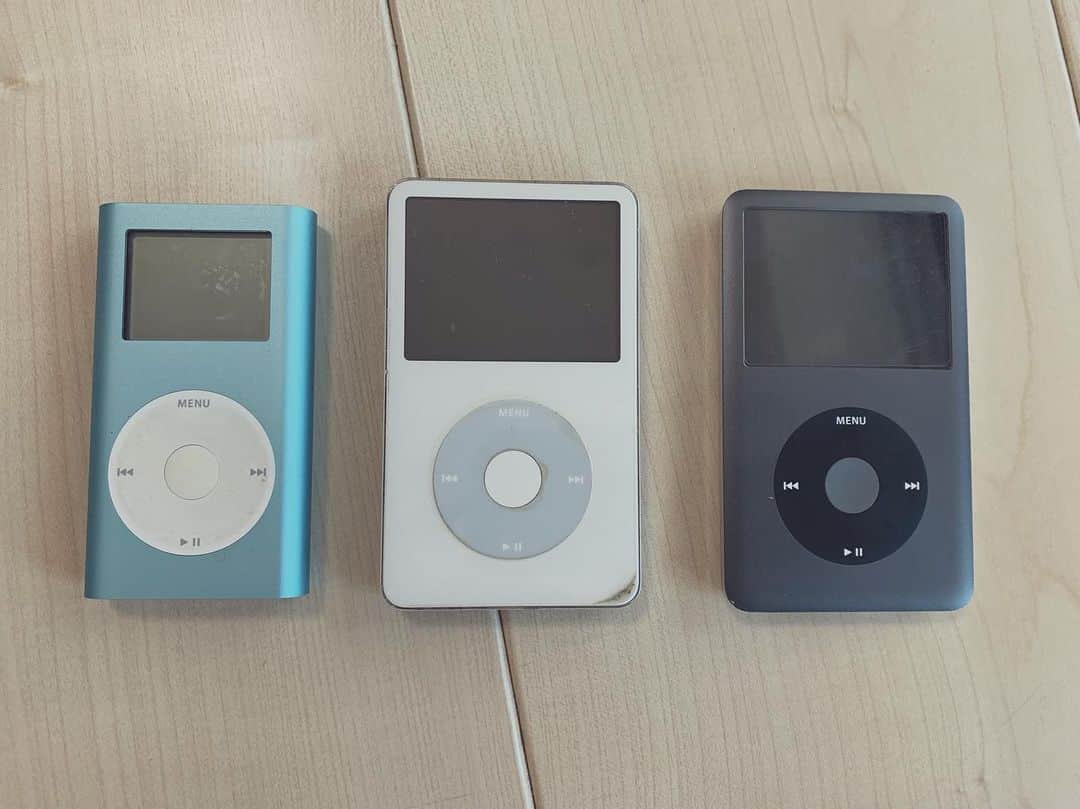 落合将人さんのインスタグラム写真 - (落合将人Instagram)「思いがけず久しぶりに発見した歴代のiPodたち。 忘れていた名曲から超絶下手くそなダンス練習動画まで青春が戻ってきました。 しばらくはリピートが続きそうです。  #iPod」8月9日 16時01分 - masato_ochiai