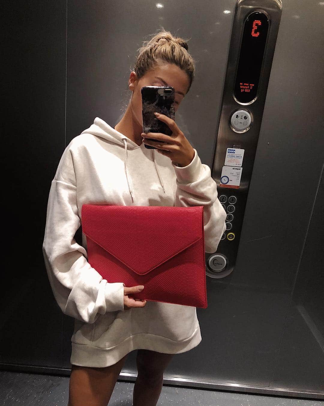 Bianca Ingrossoさんのインスタグラム写真 - (Bianca IngrossoInstagram)「My fave little bomb ass red computer case 👌🏻💋 Get it at @bybianca.se」8月9日 16時02分 - biancaingrosso