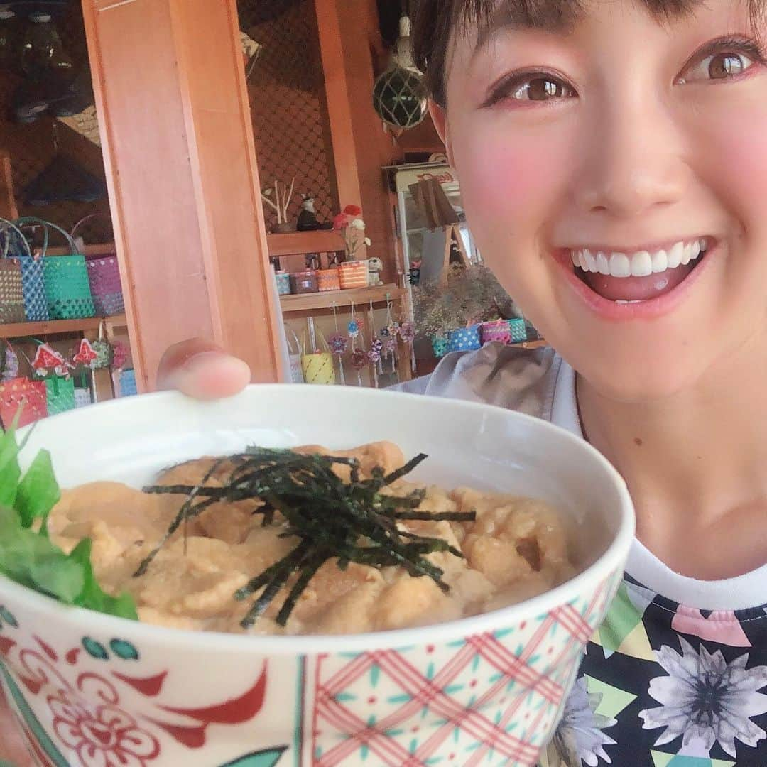 福島和可菜さんのインスタグラム写真 - (福島和可菜Instagram)「青森でのチャージ🤤  まずは…ウニ丼から❤  うっ、、、美味すぎる😭😭😭😭😭 明後日、 8月11日(日)は、 龍飛・義経マラソン2019 ゲストランナー 走らせていただきます🏃  前日の明日はお時間をいただきまして、 せっかくなので、 🐟マグロ釣り🐟  にチャレンジします😆短時間ですが、投げ倒します‼️‼️‼️ #ウニ丼 #美味過ぎる #もはや飲み物です #これなら5杯イケる #おかわり #しようかな #明日は #casting #マグロ #チャレンジ #challenge #love #fishing #running #marathon #魚 #青森 #グルメ #ウニ #溶ける #🏃 #‪🎣‬ #🐟 #🤤 #❤」8月9日 16時02分 - fukushimawakana