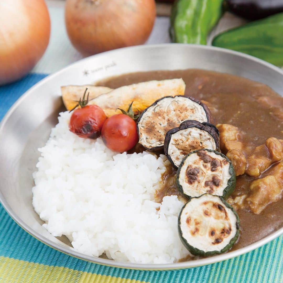 のインスタグラム：「『 #BBQしながら夏野菜カレー 』みんなで夏を楽しめる野外レシピです‼️⛺️🍳 . －－－－－－－－－－ 【彩り夏野菜のカレー　4人分　材料】 －－－－－－－－－－ ■フレシャス　600ml ■にんにく　1片 ■サラダ油　大さじ1 ■たまねぎ（みじん切り）　2個 ■豚バラ肉　400g ■市販カレールー　100g ■なす　2本 ■スッキーニ　1本 ■プチトマト　8個 ■かぼちゃ　100g －－－－－－－－－－ . . (作り方) (1) サラダ油をひいた鍋でにんにくを炒め、たまねぎと豚肉を入れ加熱。フレシャスを入れて煮る。 (2) (1)に市販カレールーを入れて煮込む。 ※市販カレーは、種類を混ぜて使うと味に深みが出ます。 (3) (3)大きめに切った野菜をコンロで焼き、カレーに添える。 . . 【ポイント】 アウトドアの場合はたまねぎは飴色に炒めたものを 冷凍して持参すれば、保冷剤替わりになります！ . （フレシャスレシピ監修：山崎直子さん） . ───────── ほぼ毎日更新中！ こちらよりフォローしてください♪ ↓　↓　↓ 【フレシャス公式】 @frecious_official ───────── . . #フレシャス #FRECIOUS #天然水 #レシピ #クックパッド #cookpad #カレー #カレーライス #野菜カレー #夏野菜カレー #インスタフード #クッキングラム #curry #outdoor #アウトドア #バーベキュー #BBQ #ドライブ #キャンプ #デイキャンプ #グランピング #ファミリーキャンプ #キャンプ飯 #キャンプ料理 #アウトドア料理 #山ごはん #夏休み #家族サービス」