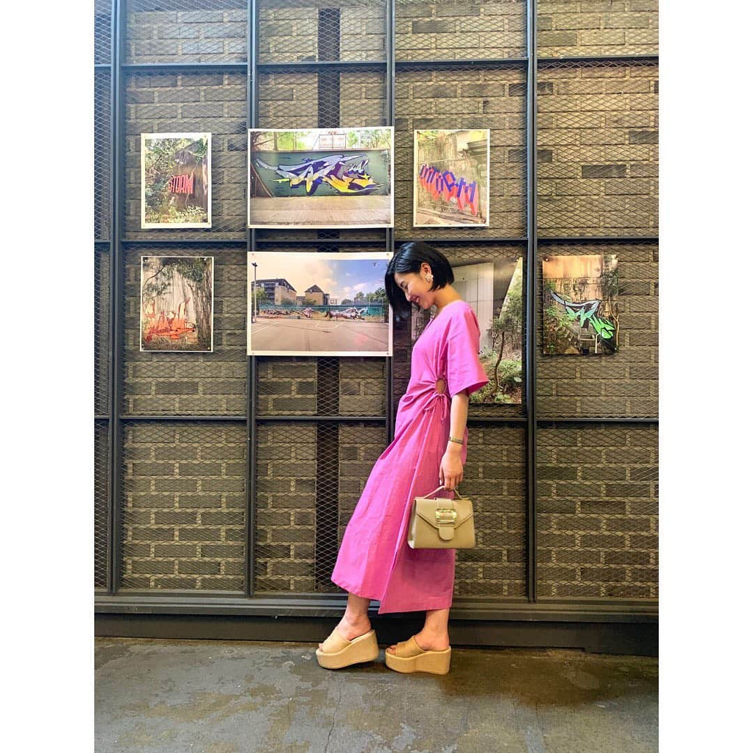 芦田美歩さんのインスタグラム写真 - (芦田美歩Instagram)「.﻿ .﻿ .﻿ ストーリーでもたくさんupしたお洒落なカフェ☕️﻿ ﻿ cafe onionの帰りにぶら〜って歩いてたら﻿ たまたま見つけたよ！﻿ ﻿ ソンス駅周辺は工場をリノベしたお店がいっぱいあってとってもとってもお洒落なスポットばかり！﻿ ﻿ お腹ちゃっぷちゃぷになりながら巡りました（笑）﻿ ﻿ そんなこの日もまた全身現地調達コーデ😂❤️﻿ ﻿ 私には新鮮なピンクのワンピは東大門の卸売店で5000円くらいでgetしました！﻿またお腹空いてるデザイン🤭 ﻿ バッグは持って行ってたものが壊れちゃったから急遽明洞の屋台で買ったもので1000円www﻿ ﻿ やっぱり韓国はファッション大好き人間にとっても天国な場所ですね…☀️💓💓💓﻿ .﻿ .﻿ .﻿ #韓国 #韓国🇰🇷 #韓国旅行 #韓国ひとり旅 #韓国情報 #Korea #ソウル #Seoul #韓国好きな人と繋がりたい #韓国好きな人と仲良くなりたい #韓国好き #韓国マニア #한국 #한국여행 #한국너무좋아해 #韓国大好き #韓国旅行記 #韓国女子 #韓国ショッピング #韓国購入品 #韓国料理 #韓国グルメ #韓国ごはん #韓国カフェ #韓国カフェ巡り #한국가패 #韓国ファッション #韓国コーデ #ソンス」8月9日 16時05分 - a.mifu_cial