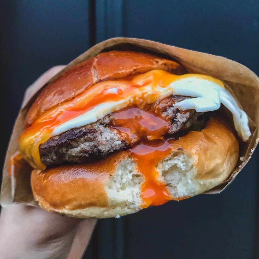のインスタグラム：「Breakfast, anyone? 🍔📷 @verna.banana #goodmorning #friyay #eggslut #eggporn #yolkporn #breakfast #brunch #closeup」