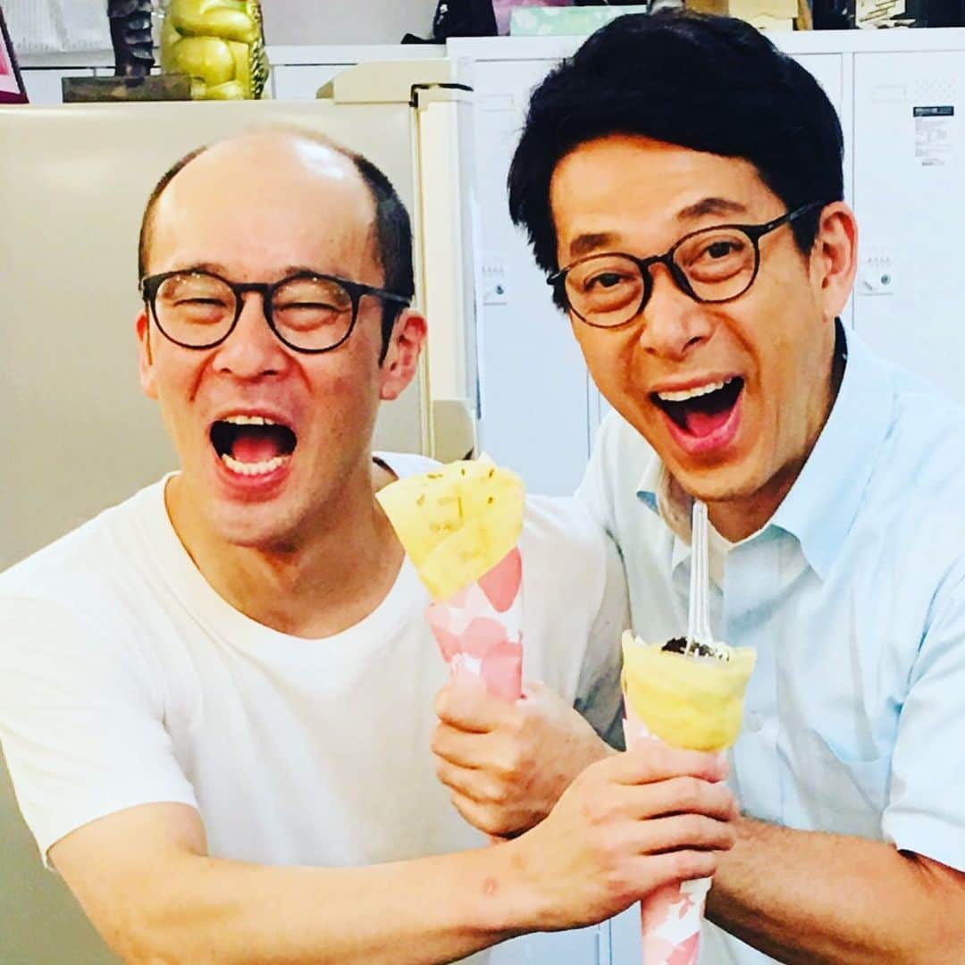 西川忠志さんのインスタグラム写真 - (西川忠志Instagram)「もりすけくんとクレープ！  劇場合間に、おやつタイム！ なんばグランド花月一階にございます クレープ屋『コスコクレープ』さん！  もりすけくんと楽屋にて食べました😋！ もりすけくんはチョコデラックス！ 僕はチョコバナナ！  本日も、なんばグランド花月・川畑座長週へ ご来場頂きましたお客様、暑い中ありがとうございました。 そして明日からは連日４回公演！ 皆様方のご来場を心よりお待ち申し上げております。 感謝。  #もりすけ #西川忠志 #なんばグランド花月 #吉本新喜劇 #ngk #クレープ #チョコバナナ #チョコデラックス #コスコグレープ #クレープ屋さん #スイーツ男子 #おやつ #大阪グルメ #グルメ #なんばグルメ #大阪スイーツ #なんばスイーツ #手持ち倶楽部  #美味しい #うまい #ありがとうございます #ありがとう #感謝 #川畑座長週 #メガネ男子」8月9日 16時07分 - nishikawa_tada