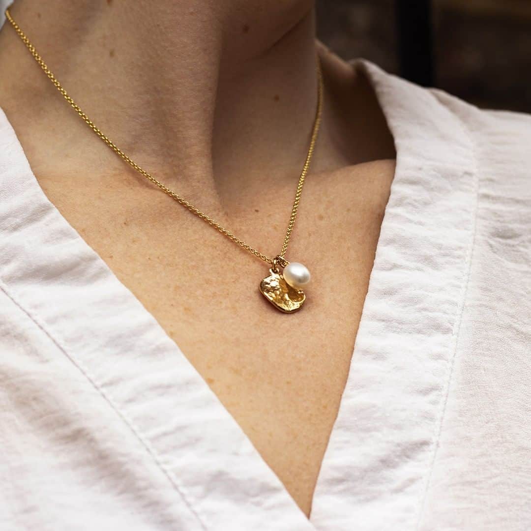 のインスタグラム：「The pearl is the jewel of the ocean, so what better to wear on those Summer evenings by the beach? . . #Pearls #JewelOfTheOcean #HolidayStyle #BeachHoliday #Pendant #Necklace #BritishDesign #GoingOnASummerHoliday #HolidayWardrobe #Jewellery #Jewelry #DowerAndHall」