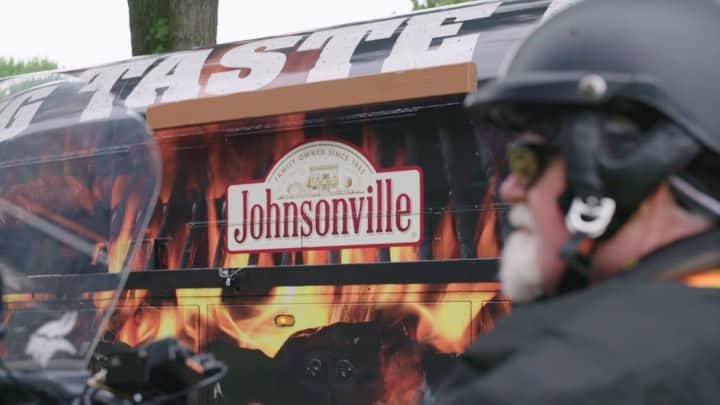 ジョンソンヴィルのインスタグラム：「Veterans supporting #Veterans. There's nothing better – or more American – than this. #BigTasteGrill #CrashingCookouts #SummerGrilling」