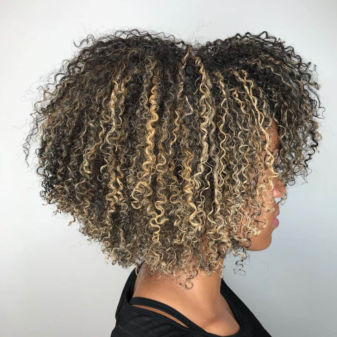 クィーン・ハリソンさんのインスタグラム写真 - (クィーン・ハリソンInstagram)「Issa HOT [curl] SUMMER ➿ This is my natural curl pattern(s) (which I never wear 😩) *curly cut, washNgo & hair revitalization by: @curlyhairdaze 😩👏🏽🙌🏽 #blackgirlblonde is WORK!  #naturalhairstyles #washandgo  #beautyqueen」8月10日 3時08分 - goqueengo