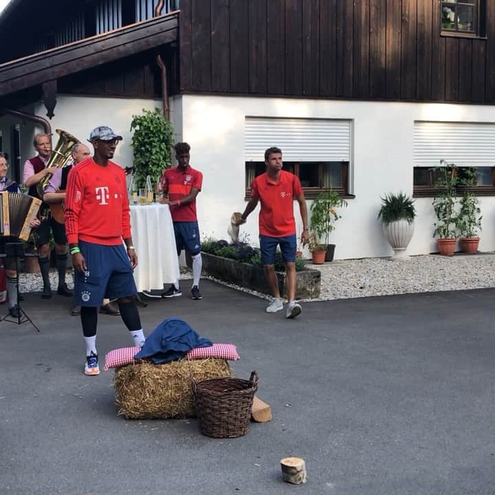 トーマス・ミュラーのインスタグラム：「Bavarian team building 😀💪🤙🏻#fcbayern #trainingcamp #tegernsee #esmuellert #miasanmia #thomasmüller」
