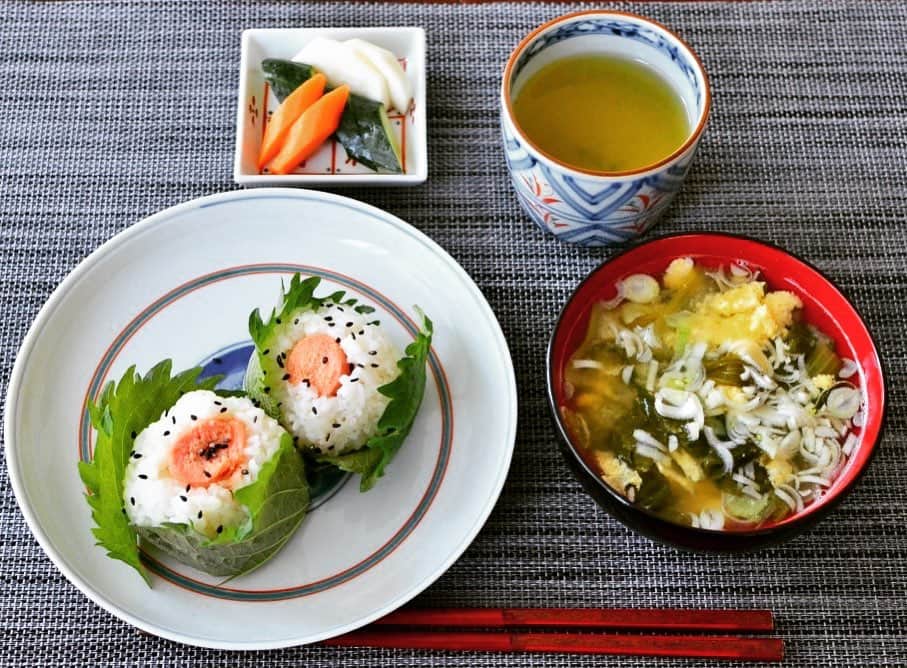Rie's Healthy Bento from Osloのインスタグラム：「My Japanese breakfast today, my comfort food 🍙🍙 #japanesefood #breakfast #onigiri #🍙 #instafood #朝ごはん #おにぎり #comfortfood #comfortfoods #frokost #japanskmat #japansk」