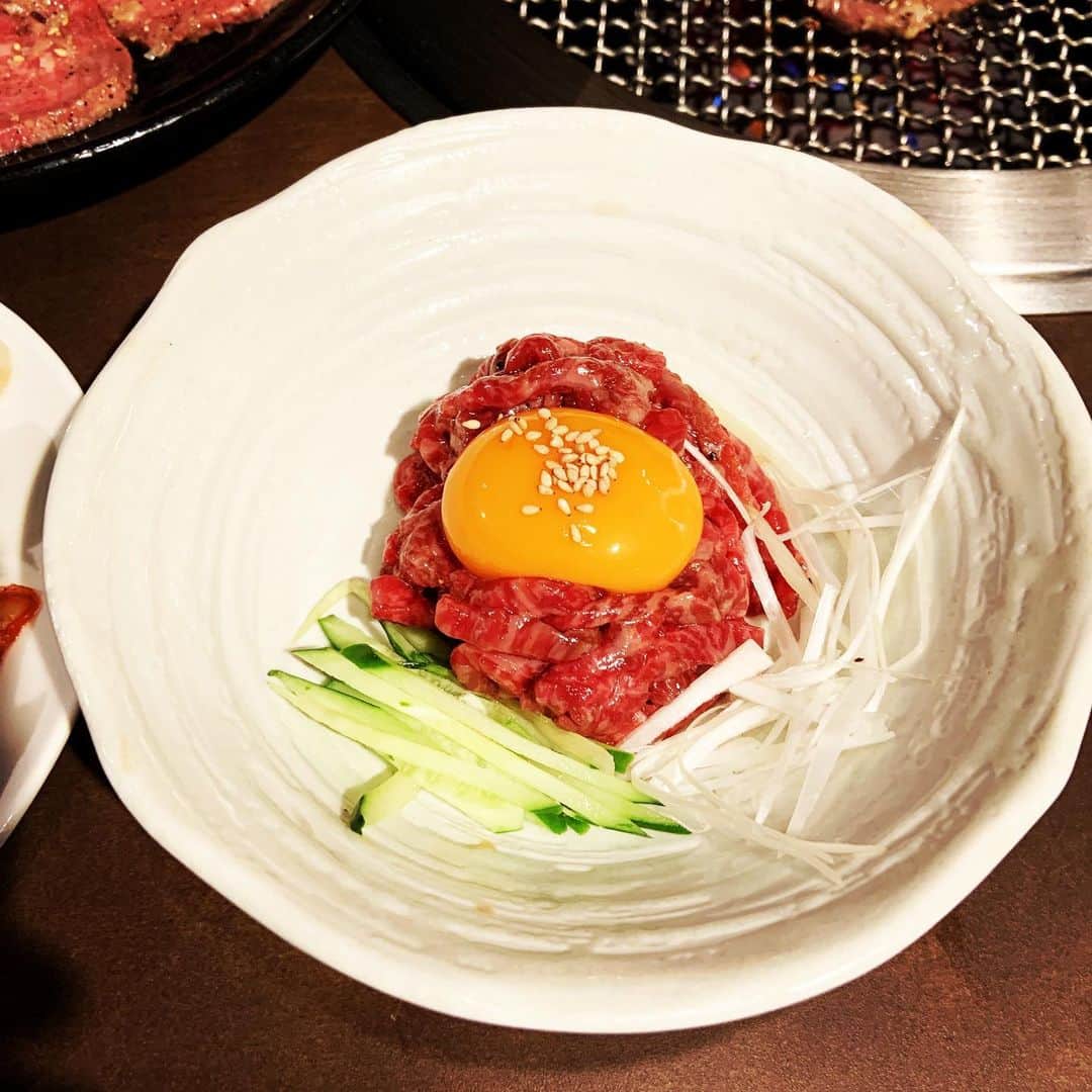 志摩有子さんのインスタグラム写真 - (志摩有子Instagram)「この暑さに身体が欲してユッチャンに。シャーベット状のあっさりスープが身体に沁みる。この冷麺にはやっぱり鉄板で焼き上げるLAカルビが欠かせない。 #ユッチャン冷麺 #水冷麺 #葛冷麺 @yuchuntokyo」8月10日 1時52分 - ariko418