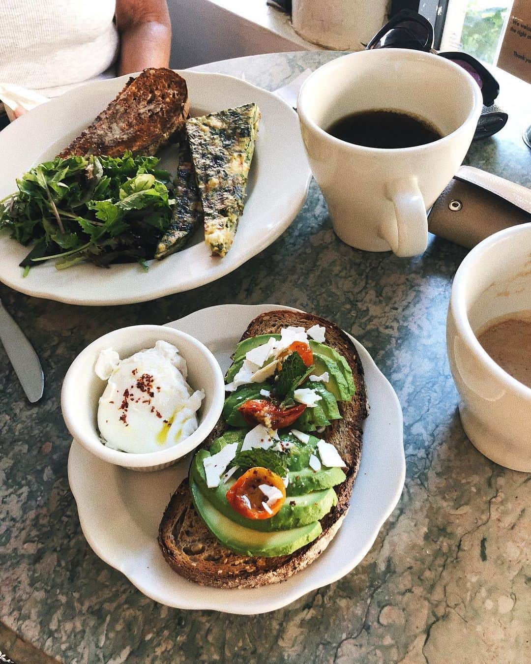 Estée Lalondeのインスタグラム：「Breakfast with mama 💕👌」
