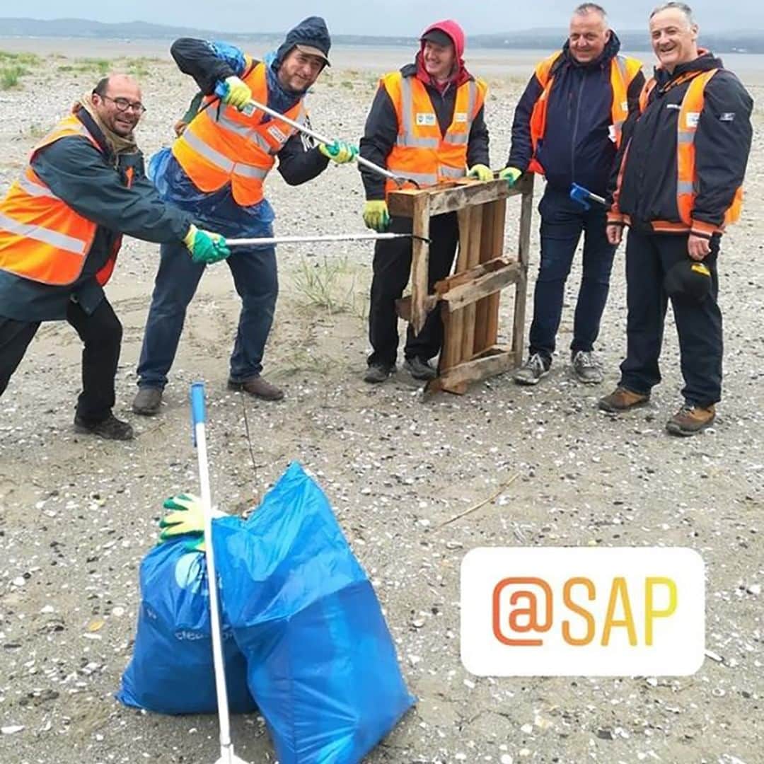 SAPさんのインスタグラム写真 - (SAPInstagram)「Collaboration is key to success when eliminating single-use plastics.  See how SAP's passionate employees are uniting across the globe for a shared purpose ♻️ 🌊 🌎 http://sap.to/6177EFuUD #SAP4good」8月10日 1時55分 - sap