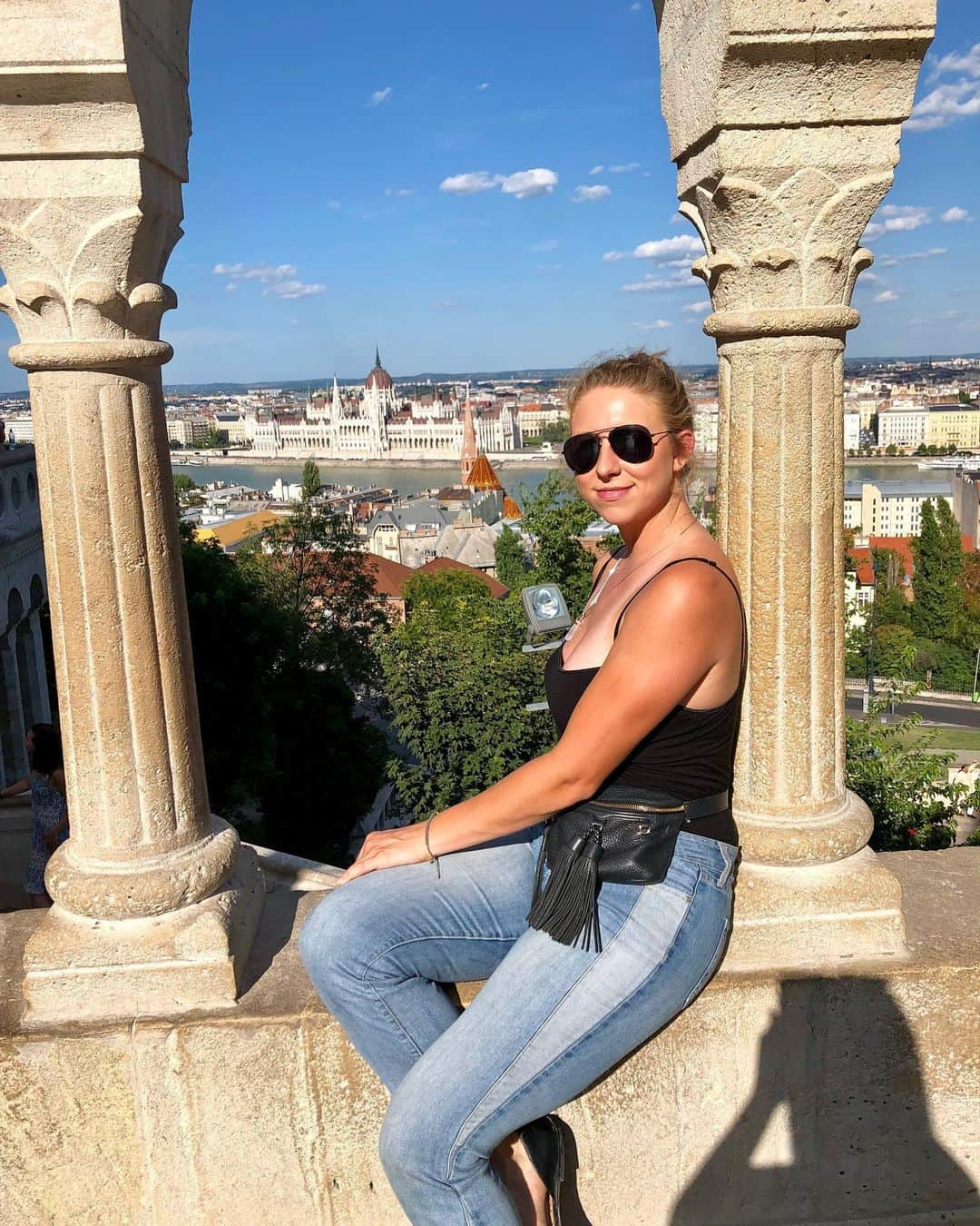 アグネス・ザワツキーのインスタグラム：「My tan lines, lopsided sunglasses, and I are all thoroughly enjoying Budapest 🤓」