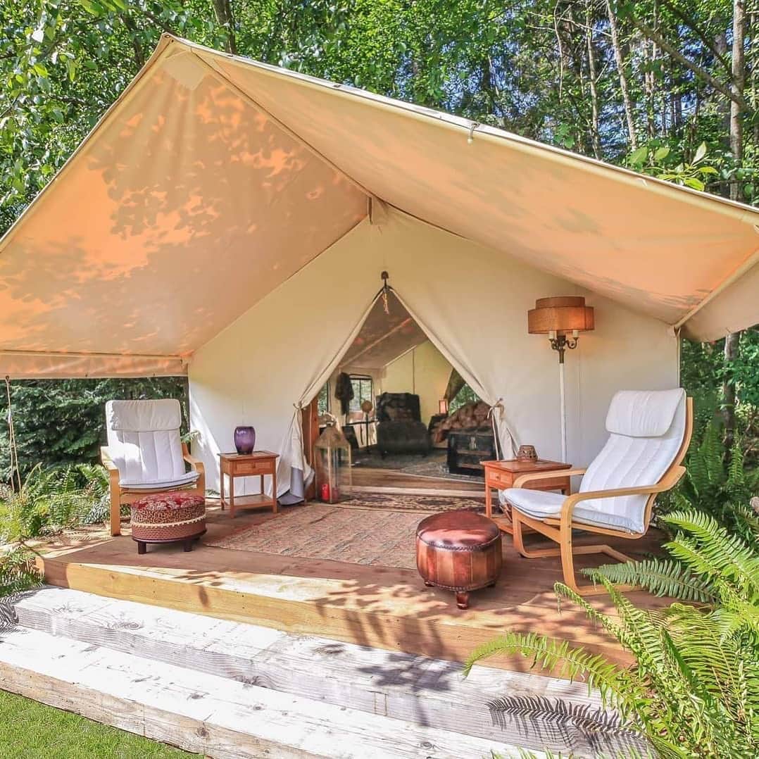 Airbnbさんのインスタグラム写真 - (AirbnbInstagram)「Superhosts Ron and Denise didn’t just pitch a glamping tent near the heart of Whidbey Island. They built a whole mini-compound that feels like your own little city, complete with tiki bar, game lounge and outdoor kitchen. If you need a break from “city” life, you can explore the surrounding woods or dig for your dinner at Double Bluff Beach, a nearby clamming spot.  Photo: @whidbeytown」8月10日 2時05分 - airbnb