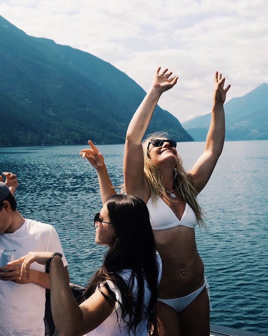 ジェイミー・アンダーソンのインスタグラム：「Life is a gift! Raise your hands and give thanks everyday 🙌✨✨✨ #gratitude #love #joy」