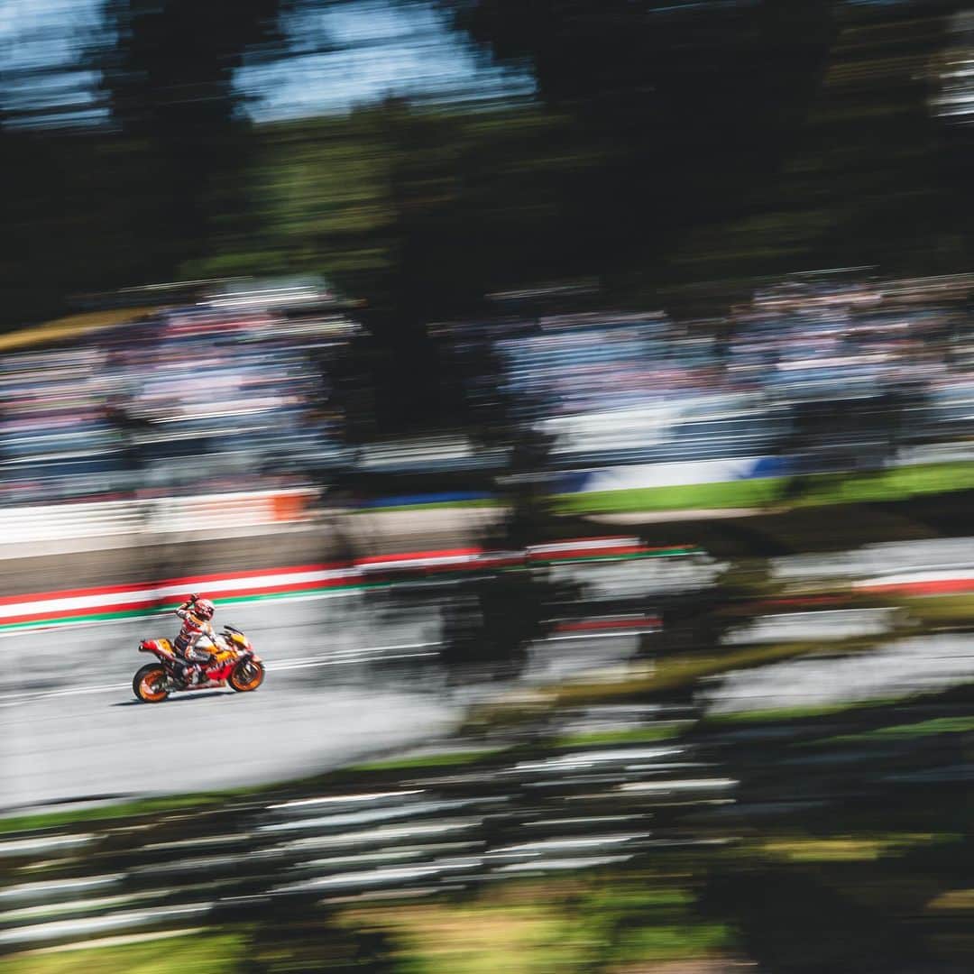 レプソル・ホンダのインスタグラム：「🌲Playing between the trees🌲 ⠀⠀⠀⠀⠀⠀⠀⠀⠀ #AustrianGP #25RepsolHonda #Repsol #MotoGP #Honda #Racing #RepsolHonda #HRC #RC213V #MM93 #MarcMarquez #SB6 #StefanBradl #ThePowerOfDreams #Motorcycle #Austria #RedBull」