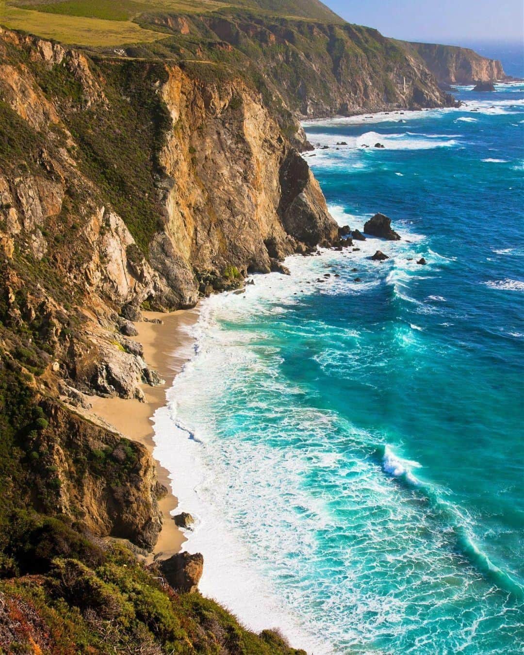 Lonely Planetさんのインスタグラム写真 - (Lonely PlanetInstagram)「There is a lot to love about California.  From towering redwood forests in foggy Northern California to perfectly sun-kissed surf beaches in the south, there is something for everyone in the Golden State. Tap our bio link to explore some of the top experiences.」8月10日 2時10分 - lonelyplanet