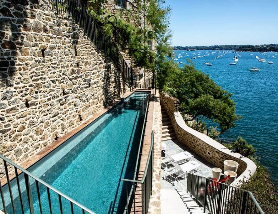 Vogue Parisさんのインスタグラム写真 - (Vogue ParisInstagram)「#VogueAddressBook Hotels don’t get much closer to the water than @Castelbrac in Dinard, Brittany. The design by Sandra Benhamou takes inspiration from 1930s beach houses with vintage velour armchairs in the bar and botanical wallpaper in the bedrooms. But the jewel in the crown has to be the pool hanging over the Saint Malo bay #Brittany」8月10日 2時13分 - voguefrance