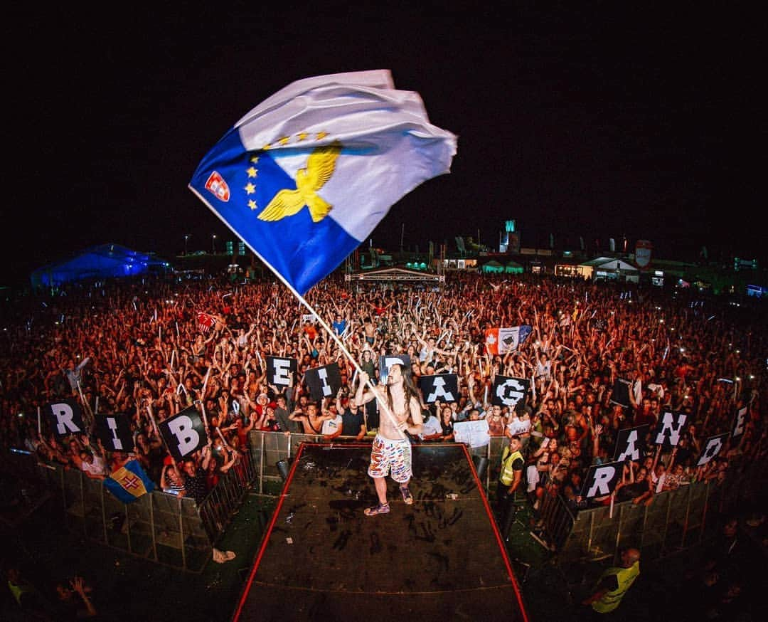 スティーヴ・アオキさんのインスタグラム写真 - (スティーヴ・アオキInstagram)「We flew to a 🏝🏝🏝 in between 🇵🇹 and 🇺🇲 in the Atlantic Ocean and arrived to this crowd. Obrigado Azores! #hava」8月10日 2時13分 - steveaoki