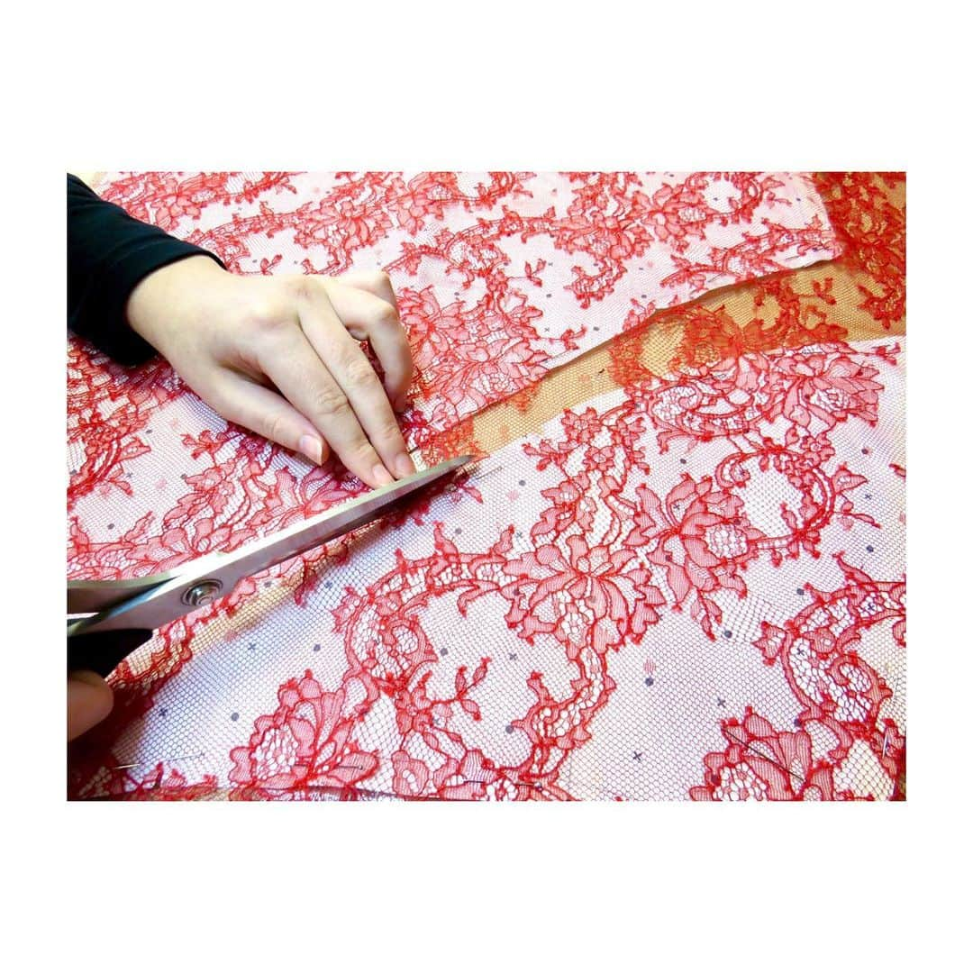 エミリオ デ ラ モレナさんのインスタグラム写真 - (エミリオ デ ラ モレナInstagram)「Lace detail in the making  #emiliodelamorena #emiliogirls #lace #red」8月10日 2時14分 - emiliodelamorena