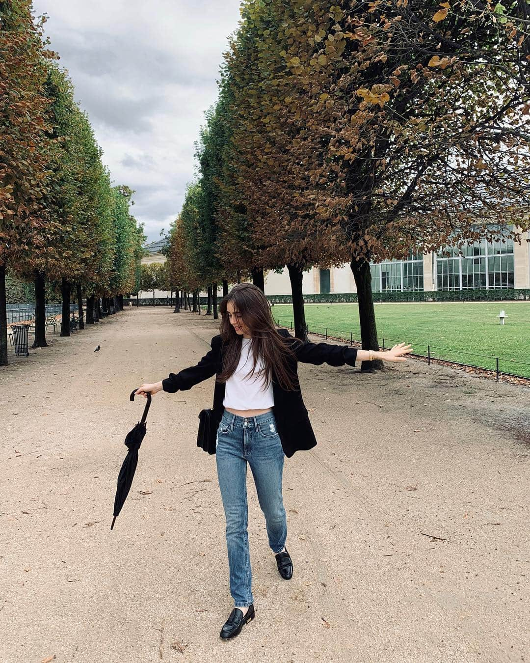 リリー・コリンズさんのインスタグラム写真 - (リリー・コリンズInstagram)「Touring the Tuileries...」8月10日 2時37分 - lilyjcollins