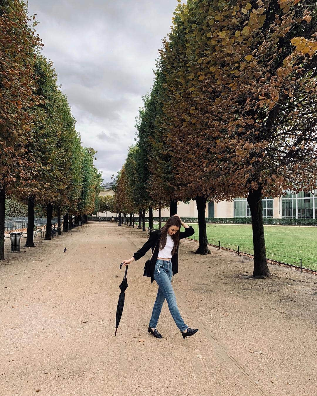 リリー・コリンズさんのインスタグラム写真 - (リリー・コリンズInstagram)「Touring the Tuileries...」8月10日 2時37分 - lilyjcollins