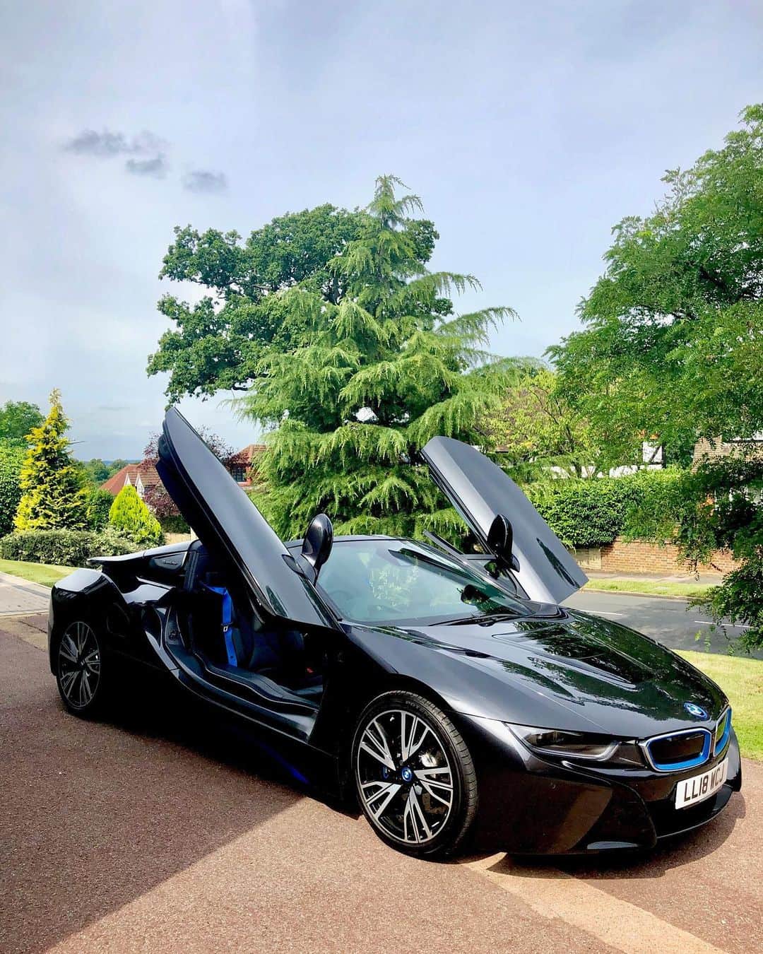 CarsWithoutLimitsさんのインスタグラム写真 - (CarsWithoutLimitsInstagram)「THOUGHTS ON THE BMW i8 ROADSTER? Check out the latest review from @888MF on his YouTube channel 888Mf」8月10日 2時30分 - carswithoutlimits