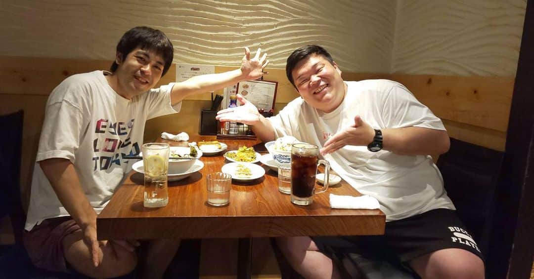 カバのインスタグラム：「‪本日のでぶ活。 ワールドツアー栃木公演、ありがとうございました！客席に太陽が座ってんちゃうかってくらい暑かったですが、元気でパワフルなお客様に大感謝です🙏️✨充分な水分と休息をとって下さいね☺️明日は長野公演、頑張ります🙆‍♂️️✨‬ ‪終わりに舞台監督の前田さんにお祝いして貰いました！嬉しい嬉しい❤️‬ あぁ、痩せたい！ . #本日のでぶ活 #でぶ活 #ワールドツアー #客席に太陽 #それぐらい暑かった #栃木のお客様は元気でパワフル #充分に水分と休息を #舞台監督 #前田さん #なんでも知ってるおもしろ人間 #ありがとうございました #あぁ、痩せたい」