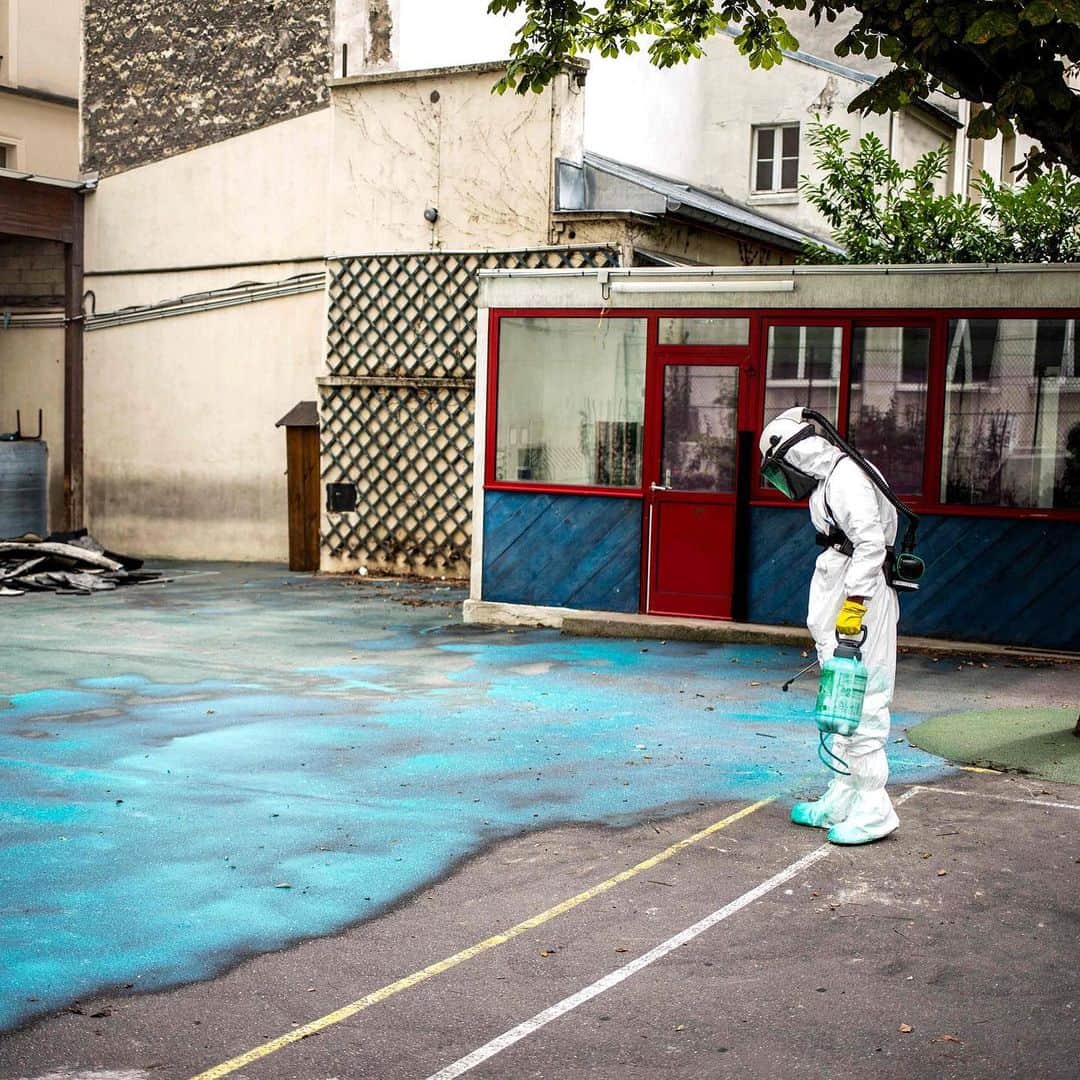 NBC Newsさんのインスタグラム写真 - (NBC NewsInstagram)「A worker sprays a lead-absorbing gel on the ground as he takes part in a decontamination operation at a school near #NotreDame cathedral in #Paris. Hundreds of tons of lead in the roof and steeple of the church melted during the blaze, releasing particles that later settled on surrounding streets and buildings. . 📷 Martin Bureau / @afpphoto」8月10日 2時36分 - nbcnews