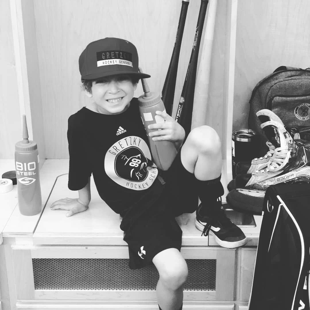 ジェイミー=リン・シグラーさんのインスタグラム写真 - (ジェイミー=リン・シグラーInstagram)「Dear @gretzkyhockeyschool , thanks for making Beau’s dreams come true this week. From seeing him build skills and friendships, to skating around with an inflatable Stanley cup, this whole camp was 💯. I May have cried. And thank you to my girl @sara.cusick for talking all things housewives and @bravotv with me. Love you guys !」8月10日 2時36分 - jamielynnsigler