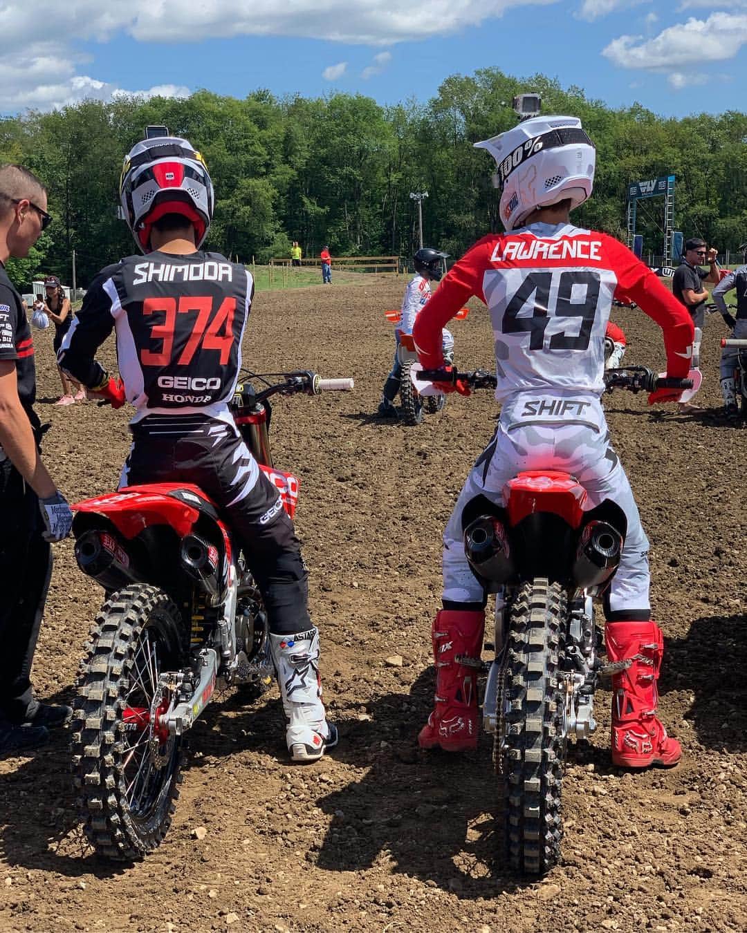 Racer X Onlineさんのインスタグラム写真 - (Racer X OnlineInstagram)「@lorettalynnmx graduates @joshimoda47 and @jettson49 getting ready to take to the track for press day this afternoon at @unadillamx. | Photo: @promotocross」8月10日 2時41分 - racerxonline