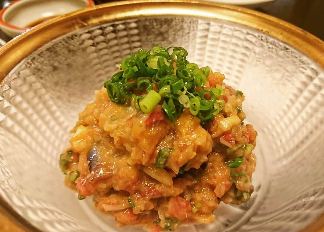 松本康太さんのインスタグラム写真 - (松本康太Instagram)「『鰯のなめろう』イワシと味噌♪美味しい(^-^)♪これは大人の食べ物！僕はお酒が苦手なので白ご飯がほしくなるのですが、お酒とめちゃくちゃ合うことはわかる味でした♪なめろうは鯵のイメージでしたが、鰯のなめろうも美味しいのです＼(^o^)／！ #なめろう #鰯 #鰯のなめろう #いわし #味噌 #中野 #大人の食べ物 #レギュラー松本 #あるある探検隊 #さくら亭」8月10日 2時55分 - aruarutankentai.matsumoto