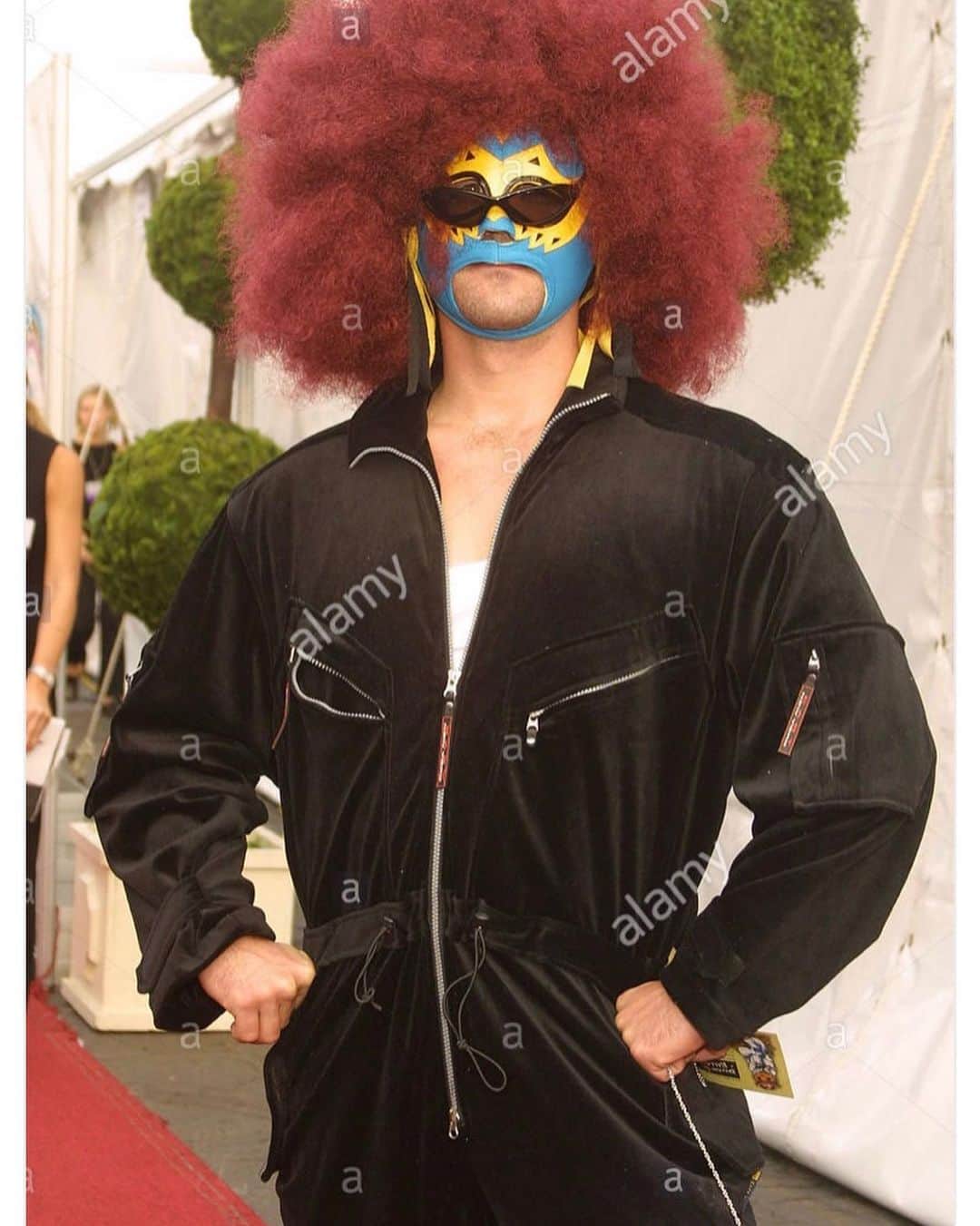 ニコラス・ブレンドンさんのインスタグラム写真 - (ニコラス・ブレンドンInstagram)「#fbf #flashbackfriday to this wig and mask in 2001. I thought it was a brilliant idea to wear a mask to a Halloween event in Santa Monica to not be recognized. I guess it didn’t work. 🤷🏻‍♂️ #yolo  #nicholasbrendon #nickybrendon」8月10日 2時53分 - nicholasbrendon