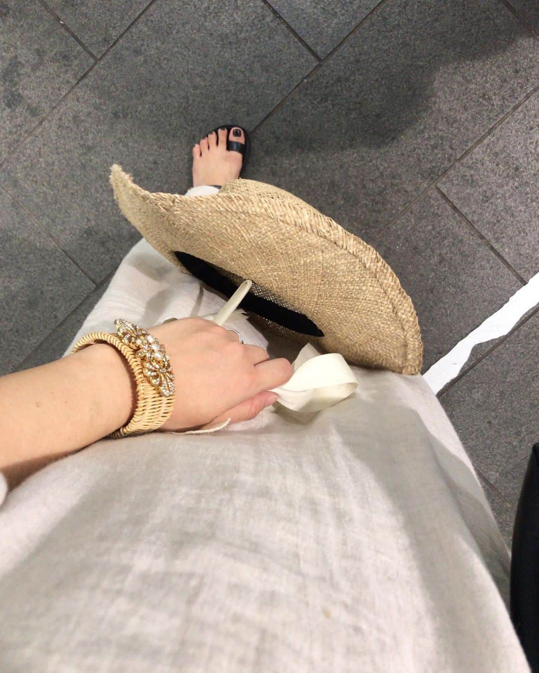 濱中鮎子のインスタグラム：「夕方になると、帽子が浮くので手に持つ！  今気持ちはマッハで帰ってます。🚃💨 お嬢はとーさんとニコニコ待ってくれている様子で一安心。  今日の1日はスペシャルだったようで、父娘にとっていい日になったかな！  帰ったら、お風呂大好きお嬢を入浴させます！ お風呂入れるといつもニコニコ！ たまに寝たりもします。🛁 とにもかくにも疲れたけれど(体力と体型が全く戻らない🙀)、家族に会いたい帰り道。  #かーさんの子育て日記 #わたしたぶん左手が腱鞘炎かも」