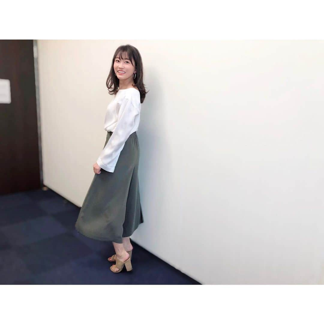 津田麻莉奈さんのインスタグラム写真 - (津田麻莉奈Instagram)「#JSPORTS #MLBイッキ見 ！ 毎週金曜22時〜JSPORTS1で無料放送です💓 今夜も是非ご覧ください😆⚾️ ⁑ 衣装は👉 @brahmin_fsf  このシルクのブラウス、シルエットがすごく綺麗でお気に入り✨(靴、アクセサリーは私物) ⁑ @jsports_yakyu  @jsports_official  #MLB #メジャーリーグ  #野球 #野球好き  #AKI猪瀬 さん  #majorleague  #majorleaguebaseball  #mlballstar #mlballstargame #衣装 #コーデ #夏コーデ  #白シャツ#白シャツコーデ #brahmin #facesansfard  #ootd #coordinate  #まりなる #津田麻莉奈」8月9日 18時03分 - tsudamarinal