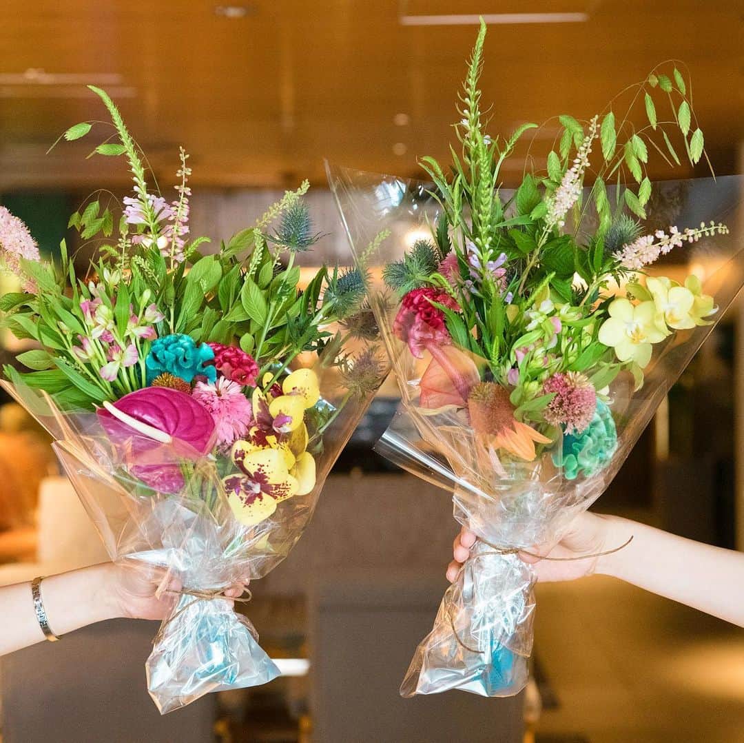 Hanako公式さんのインスタグラム写真 - (Hanako公式Instagram)「📌【ハナコラボミーティング】﻿ フラワーアーティスト・前田有紀さん （@yukimaeda0117）によるお花のワークショップを開催！﻿ ﻿ 今年3月にオープンしたホテル〈ザ ロイヤルパーク キャンバス 銀座８〉を舞台に、雑誌『Hanako』の読者コミュニティー“ハナコラボ”がさまざまなことにトライしていく「ハナコラボミーティング＠銀座」。第5弾となる今回は、 「Hanako.tokyo」で「週末・気分転〈花〉」の連載も手掛けるフラワーアーティストの前田有紀さんを講師に迎え、季節の花々を取り入れた「サマーブーケ」を作るワークショップを行いました🌻﻿ ﻿ 夏らしく鮮やかな花々を手に取るハナコラボの目がキラキラと輝き、それぞれの個性光る素敵なブーケができました！詳細はHanako.tokyoにてチェックしてみてくださいね！﻿ ﻿ #ハナコラボミーティング﻿ #ハナコラボ﻿ #Hanako_Magazine﻿ #theroyalparkcanvasginza8﻿ #ザロイヤルパークキャンバス銀座8﻿ #canvasginza8﻿ #キャンバス﻿ ﻿」8月9日 18時04分 - hanako_magazine