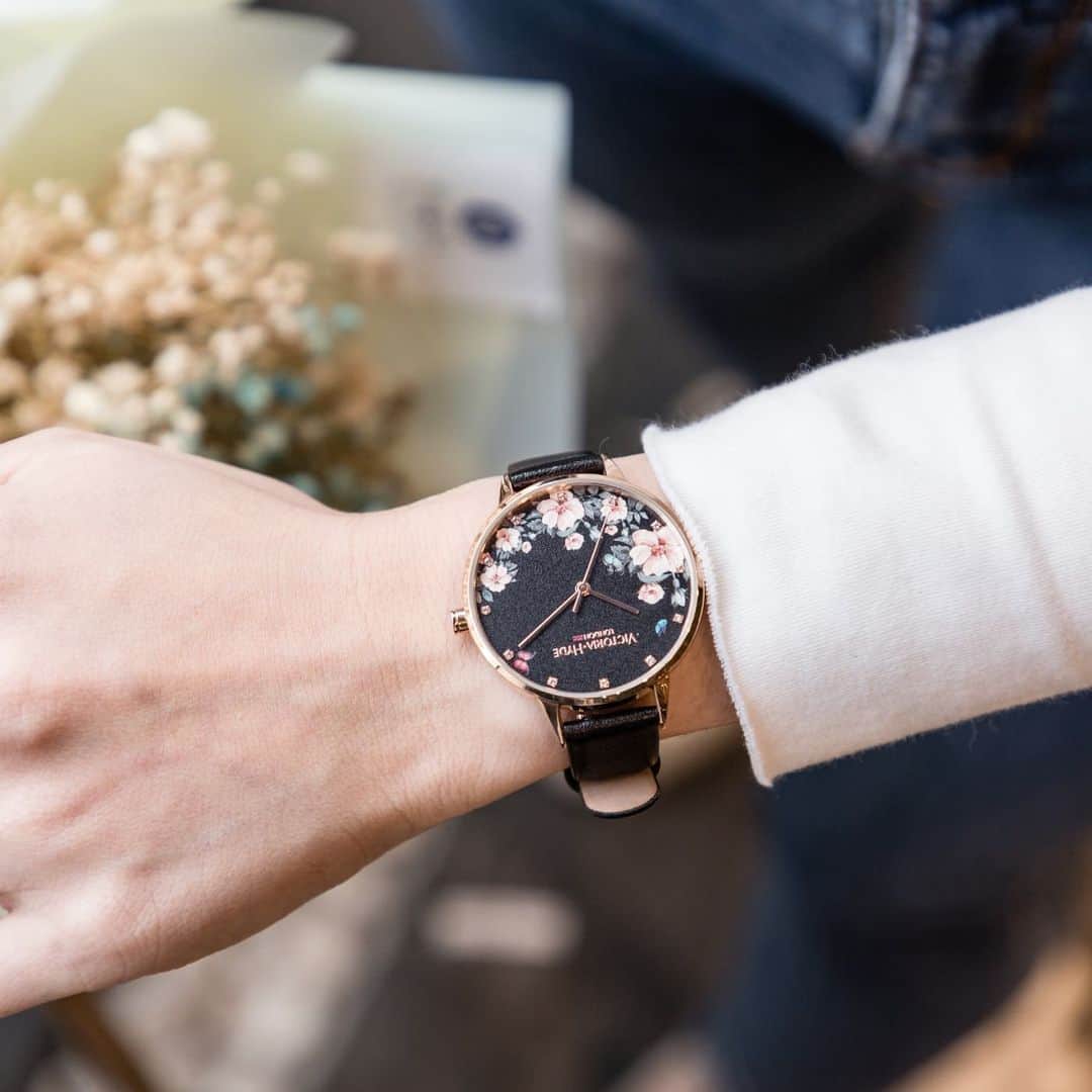 のインスタグラム：「「VICTORIA HYDE LONDON」¥12,000+tax 英国発のライフスタイルブランド、ヴィクトリア・ハイド ロンドン。ロンドンの街並みやブリティッシュガーデンからインスパイアされたヴィンテージテイストのフェミニンなデザインが魅力。お手頃な価格でプレゼントにもおすすめです。（国内 TiCTAC 系列店独占販売、TiCTACオンラインストアでもお求めいただけます。） ・ 【取扱い店舗が増えました】渋谷ヒカリエ店/恵比寿アトレ店/有楽町ルミネ店/吉祥寺パルコ店/玉川高島屋SC店/アルカキット錦糸町店/ららぽーと豊洲店/グランデュオ蒲田店/北千住ルミネ店/町田東急ツインズ店/ららぽーと立川立飛店/ららぽーと富士見店/さいたま新都心コクーン店/越谷レイクタウン店/ららテラス武蔵小杉店/川崎ラゾーナ店/みなとみらい東急スクエア店/ららぽーと湘南平塚店/ららぽーと横浜店/ららぽーと海老名店/千葉ペリエ店/津田沼パルコ店/盛岡フェザン店/新潟ビルボードプレイス店/高崎モントレー店/松本パルコ店/長野ミドリ店/ららぽーと磐田店/名古屋タカシマヤゲートタワーモール店/金沢フォーラス店/ヌー茶屋町店/なんばパークス店/天王寺ミオ店/ららぽーと和泉店/岡山サンステーション店/イオンモール広島府中店/松山店/天神ソラリア店/トルク博多アミュエスト店/アミュプラザ小倉店 /長崎アミュプラザ店/鹿児島アミュプラザ店・ #ビクトリアハイドロンドン #victoriahydelondon  #時計 #腕時計 #手元 #手元コーデ  #手元くら部  #手元倶楽部  #おしゃれな人は手元がすてき #腕時計コーデ #アクセサリーウォッチ #手元のおしゃれ #大人女子 #大人女子コーデ #アクセサリー #おしゃれ好き  #誕生日プレゼント #誕生日プレゼント時計 #記念日プレゼント #記念日プレゼント時計 @victoriahydelondon  #ヴィクトリアハイドロンドン」