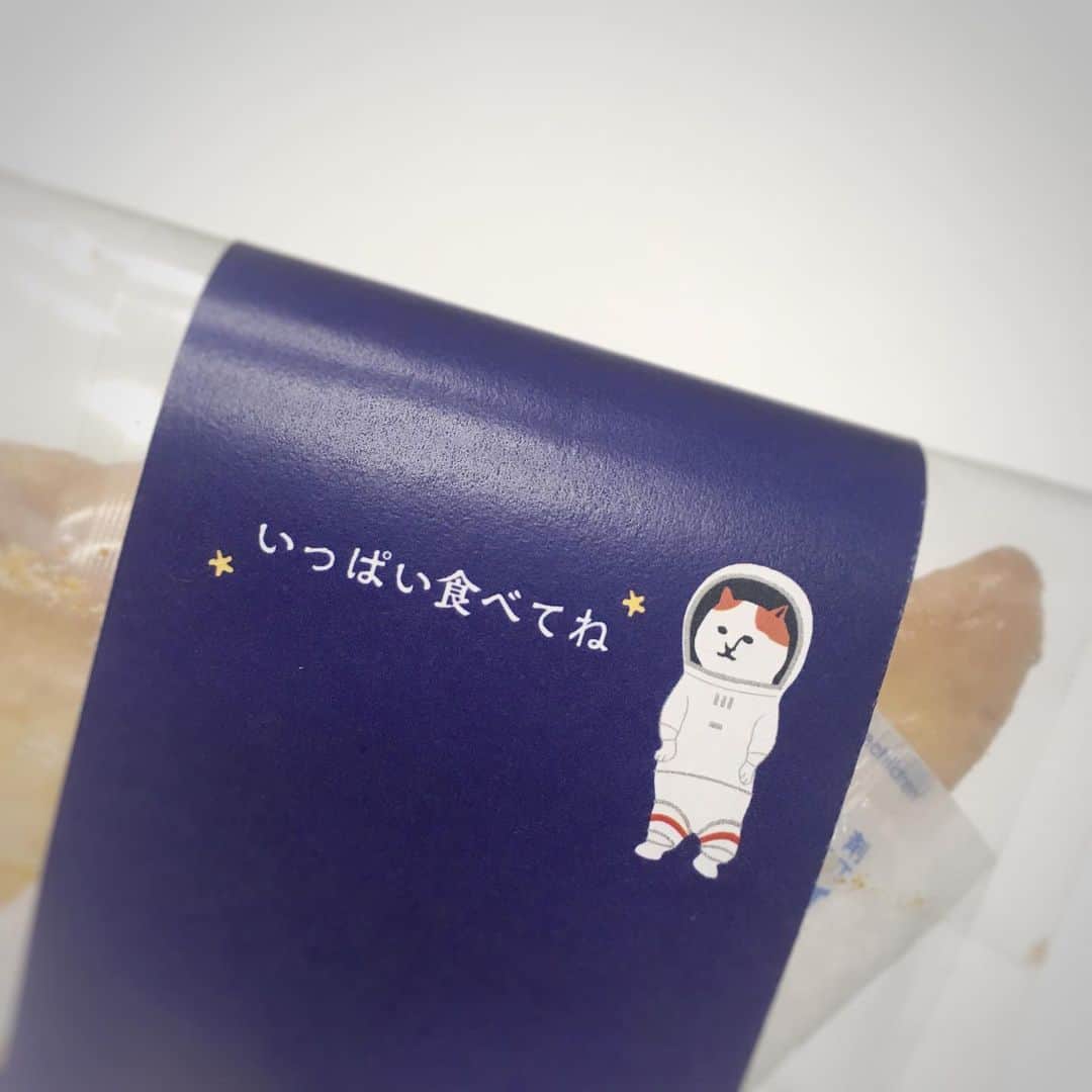 ねこさんのインスタグラム写真 - (ねこInstagram)「NYASAが宇宙でおせんべい焼いたんだって🍘宇宙で焼いたから、お月さまとお星さまの形してるんだって😂👍🏻🌟🌙 来週からのNEKONOBA in 札幌大丸でのイベントで展開予定だから、みんなに食べて欲しいみたい🍘😻🍘😻🍘😻みんな食べてくれる？🥺🙏 ※宇宙で焼いたけど、「香ばし醤油味」っていう渋めの味付けです✋🏻✋🏻✋🏻 #neko_magazine #ねこ #猫 #ネコ #catstagram #cat #ねこマガジン #NEKONOBA」8月9日 18時08分 - neko_magazine