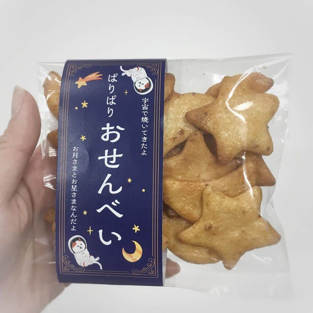のインスタグラム：「NYASAが宇宙でおせんべい焼いたんだって🍘宇宙で焼いたから、お月さまとお星さまの形してるんだって😂👍🏻🌟🌙 来週からのNEKONOBA in 札幌大丸でのイベントで展開予定だから、みんなに食べて欲しいみたい🍘😻🍘😻🍘😻みんな食べてくれる？🥺🙏 ※宇宙で焼いたけど、「香ばし醤油味」っていう渋めの味付けです✋🏻✋🏻✋🏻 #neko_magazine #ねこ #猫 #ネコ #catstagram #cat #ねこマガジン #NEKONOBA」