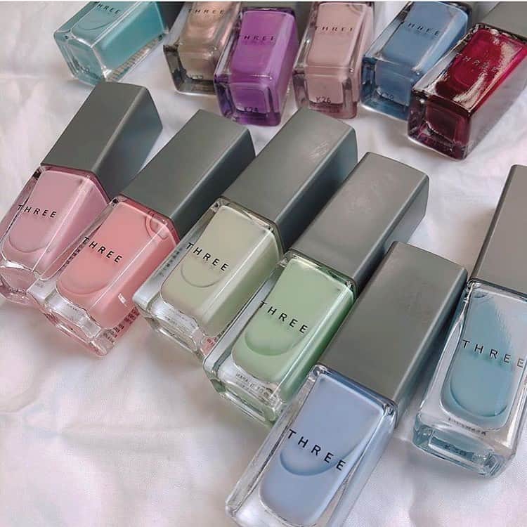 Locariのインスタグラム：「セルフネイル派さん必見👀 THREEのネイルポリッシュが可愛すぎる💅💜 自分に合うカラーをみつけてこの夏は指先までのお洒落を楽しんでみてはいかがでしょうか？✨ . phot by @lorensalon さん . . #ネイル #ネイルデザイン #夏ネイル #ネイルアート #ニュアンスネイル #フットネイル #大人ネイル #セルフネイル #シンプルネイル #個性派ネイル #ショートネイル #トレンドネイル #ネイルケア #キラキラネイル #ピンクネイル」