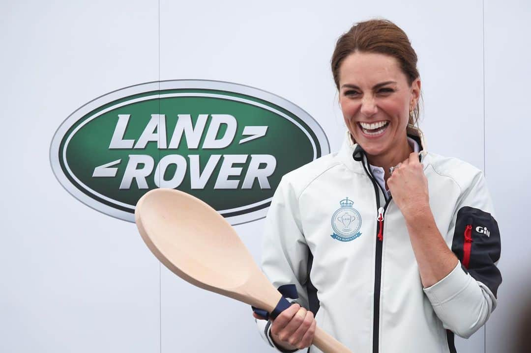 ロイヤル・ファミリーさんのインスタグラム写真 - (ロイヤル・ファミリーInstagram)「Yesterday The Duke and Duchess of Cambridge went head to head in The King’s Cup, raising awareness and funds for eight of Their Royal Highnesses’ patronages.  @tusk_org was awarded first place in the inaugural regatta, with ambassador Bear Grylls collecting the historic trophy on stage on behalf of the charity at a prize giving ceremony along Cowes’ seafront.  In this year’s race, The Duke competed on behalf of @childbereavementuk and The Duchess on behalf of the Early Years programme delivered by  The Royal Foundation.  Their Royal Highnesses were joined by Fara Williams for @centrepointuk, Dan Snow for @ldnairamb, Bear Grylls for @tusk_org,  John Bishop for @actiononaddiction, Katie Thistleton for @_place2be, and Helen Glover for the @afnccf  The Duke and Duchess are strong advocates for sport, and have undertaken work both in the UK and overseas to highlight the positive impact that sport can have on the individual and within local communities.  Their Royal Highnesses hope that The King’s Cup will become an annual event, bringing greater awareness to the wider benefits of sport, whilst also raising support and funds for the causes that The Duke and Duchess support.  Visit @kensingtonroyal for more on The King’s Cup」8月9日 18時09分 - theroyalfamily