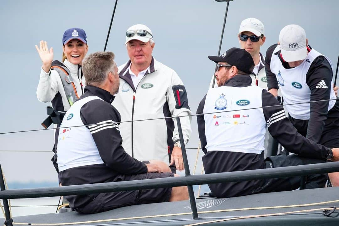 ロイヤル・ファミリーさんのインスタグラム写真 - (ロイヤル・ファミリーInstagram)「Yesterday The Duke and Duchess of Cambridge went head to head in The King’s Cup, raising awareness and funds for eight of Their Royal Highnesses’ patronages.  @tusk_org was awarded first place in the inaugural regatta, with ambassador Bear Grylls collecting the historic trophy on stage on behalf of the charity at a prize giving ceremony along Cowes’ seafront.  In this year’s race, The Duke competed on behalf of @childbereavementuk and The Duchess on behalf of the Early Years programme delivered by  The Royal Foundation.  Their Royal Highnesses were joined by Fara Williams for @centrepointuk, Dan Snow for @ldnairamb, Bear Grylls for @tusk_org,  John Bishop for @actiononaddiction, Katie Thistleton for @_place2be, and Helen Glover for the @afnccf  The Duke and Duchess are strong advocates for sport, and have undertaken work both in the UK and overseas to highlight the positive impact that sport can have on the individual and within local communities.  Their Royal Highnesses hope that The King’s Cup will become an annual event, bringing greater awareness to the wider benefits of sport, whilst also raising support and funds for the causes that The Duke and Duchess support.  Visit @kensingtonroyal for more on The King’s Cup」8月9日 18時09分 - theroyalfamily