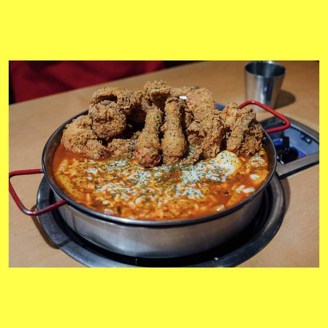 JR九州高速船株式会社のインスタグラム：「. #キムストッポキ  #김스떡볶이 . . . トッポキ×チキン×チーズ。 ビールとのセットでお腹いっぱい ビール2杯付き、満足度の高いAセット：2人前19,500ウォン . ■中区 南浦ギル 17-1 □051-243-6649 ■11：00～21：00　無休（秋夕・旧正月除く） . . #釜山デート #韓国グルメ #グルメ #南浦洞 #南浦洞グルメ #トッポッキ #チキン #ビール #チーズ #チーズトッポギ #チメク #海外旅行 #デート #カップル #韓国 #韓国旅行 #旅行 #船 #釜山 #プサン #JR #JR九州 #ビートル #JR九州高速船 #BEETLEBUSANBOOK #BBB」