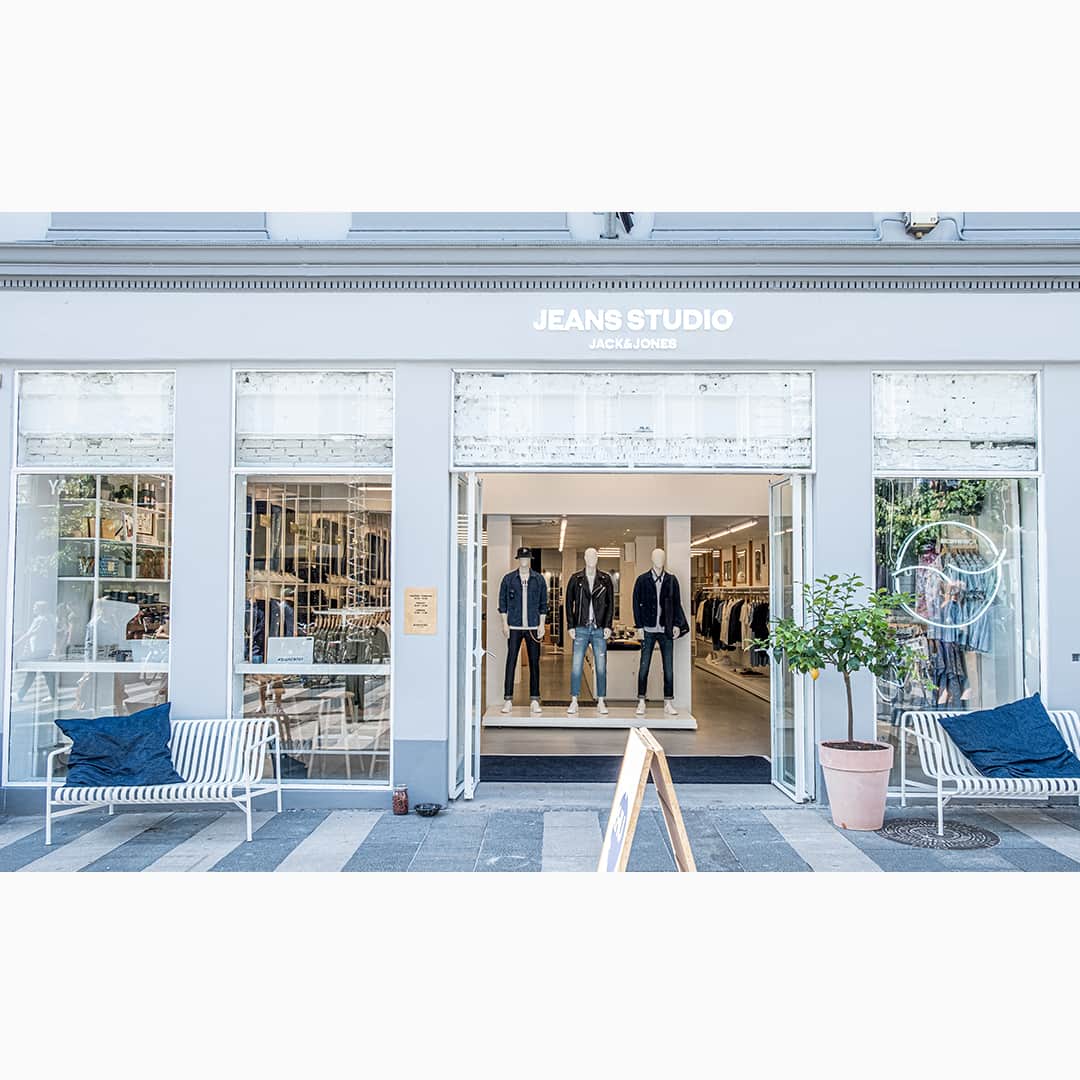 のインスタグラム：「#throwback to when we opened our #jeansstudio in Aarhus, Denmark. A denim exhibit, a local hangout spot – it’s been called a lot of things. We call it pretty cool. @jeansstudio_aarhus #brothersofdenim」